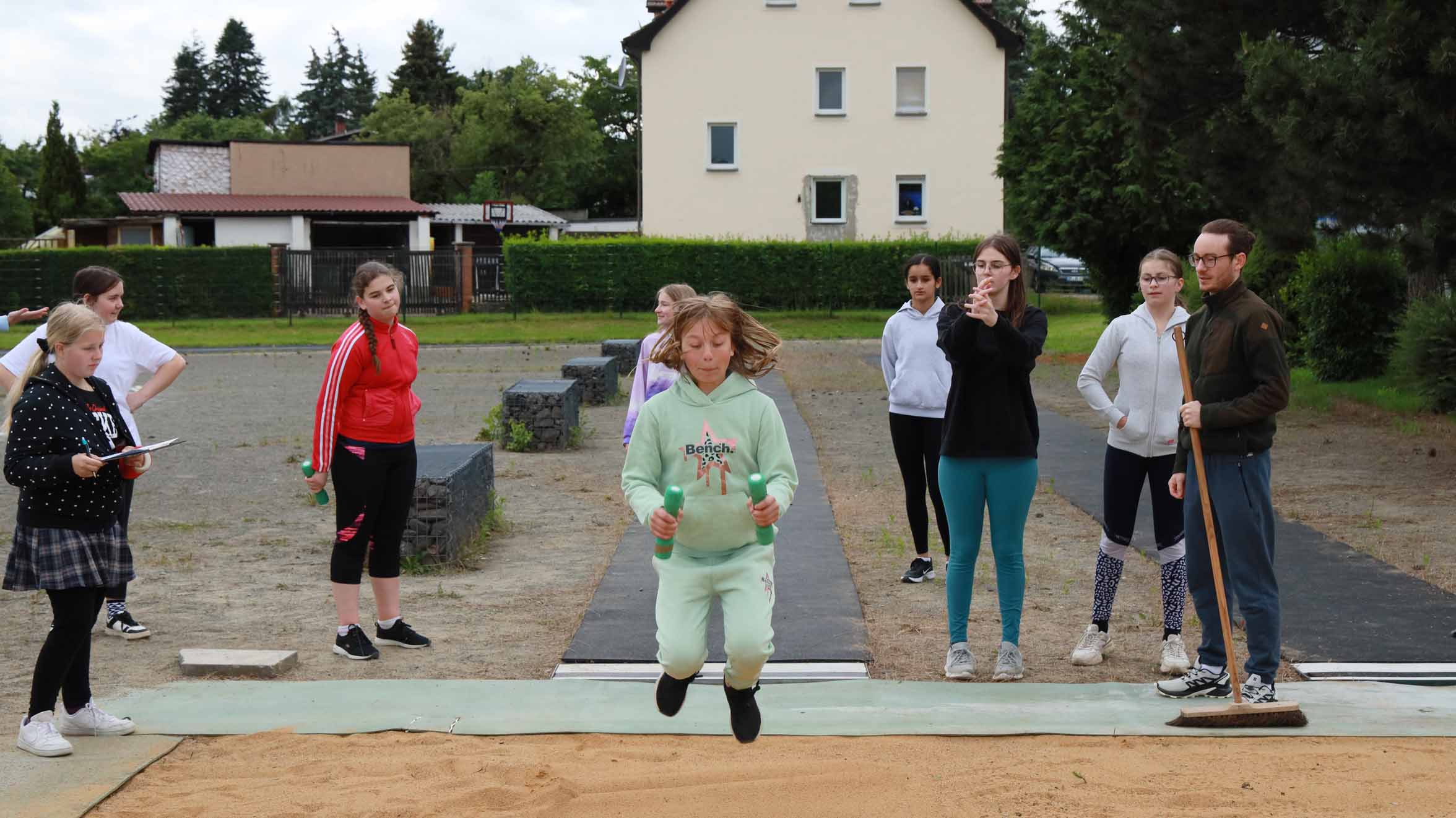 FPOS0895_Weitsprung mit Gewichten.jpg